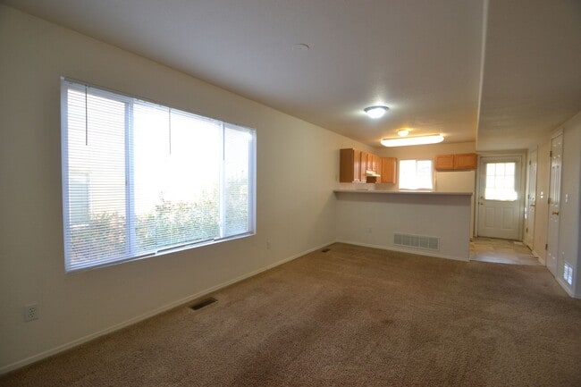 Building Photo - Corner 3 bed, 2.5 Bath Townhome in Distric...