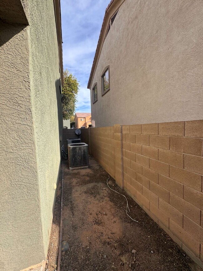 Building Photo - 821 W Saguaro Ln