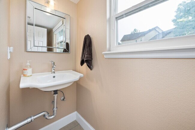 Building Photo - "Charming 3-Bedroom Home with 2.5 Baths in...