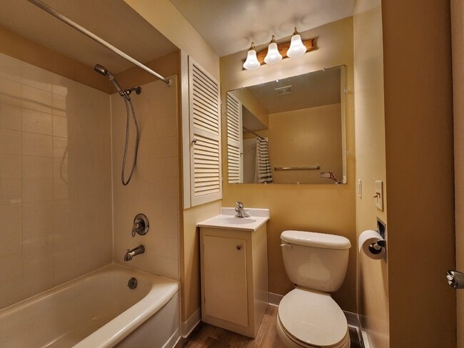 Building Photo - Large 4-Bedroom Home with a Spacious Layout.