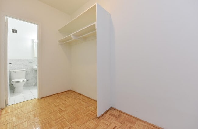 Building Photo - Spacious & Bright Junior 1 Bedroom at River Place East