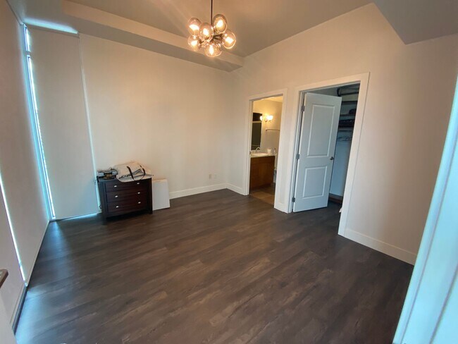 Building Photo - Large 2 bedroom 2 1/2 bath condo at One Li...