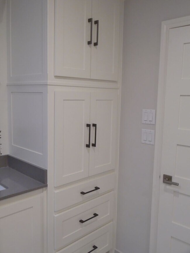 Building Photo - Wonderfully Remodeled Duplex Near River Cr...