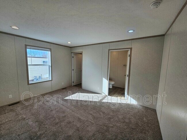 Building Photo - 725 S 12th St