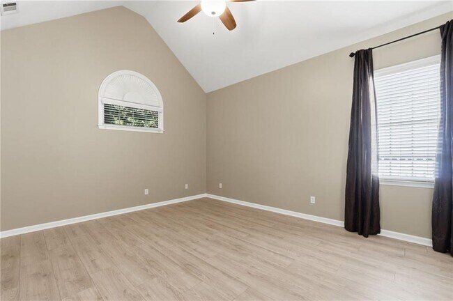 Building Photo - 726 Gardenside Cir SE