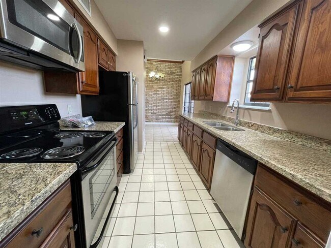 Building Photo - 2600 E San Jose St