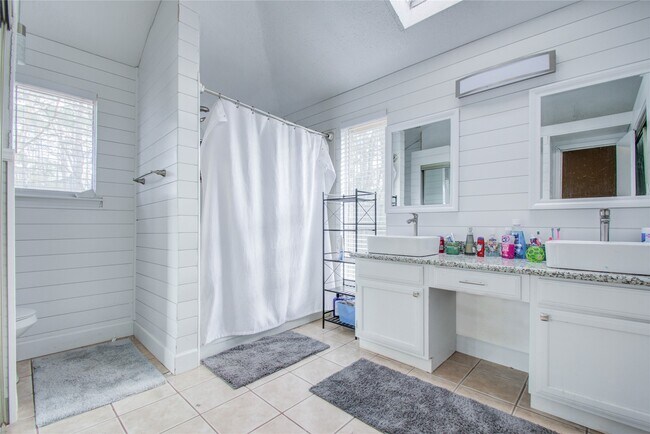 Building Photo - 5010 Village Springs Dr