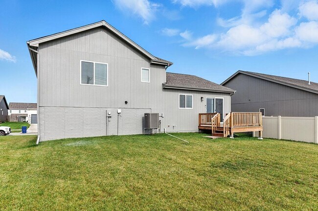 Building Photo - Near Lake Flanagan