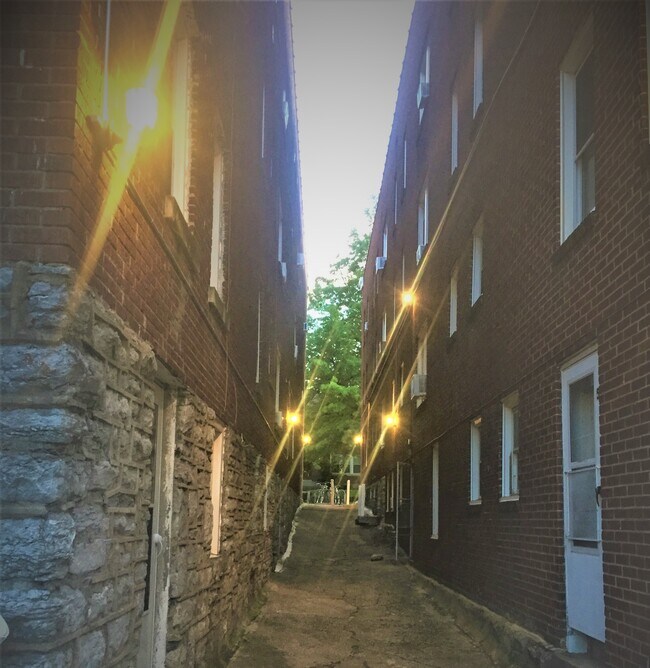 Building Photo - 261 Lyndhurst Pl