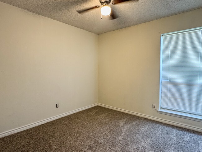 Building Photo - 3016 Eastland Ave