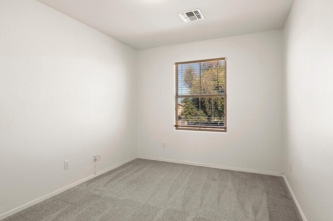 Building Photo - 3297 E Warbler Rd