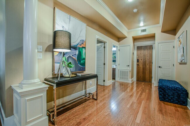 Building Photo - 612 Center St