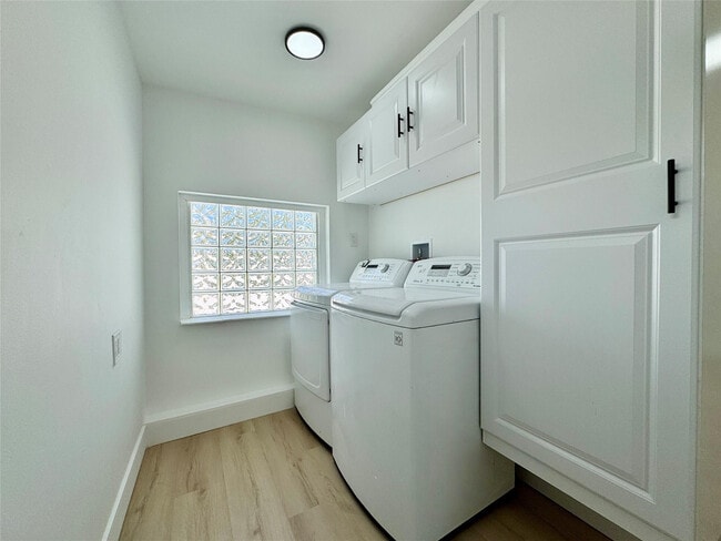 Building Photo - 1008 Mango Isle