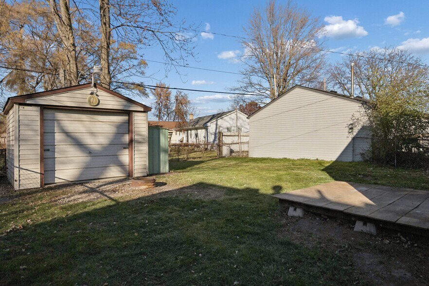 Building Photo - 20916 Pinecrest St