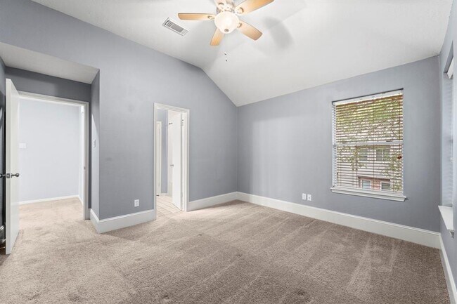 Building Photo - 17 E Willowood Ct