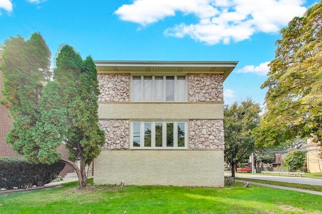 Building Photo - 1086 N Northwest Hwy