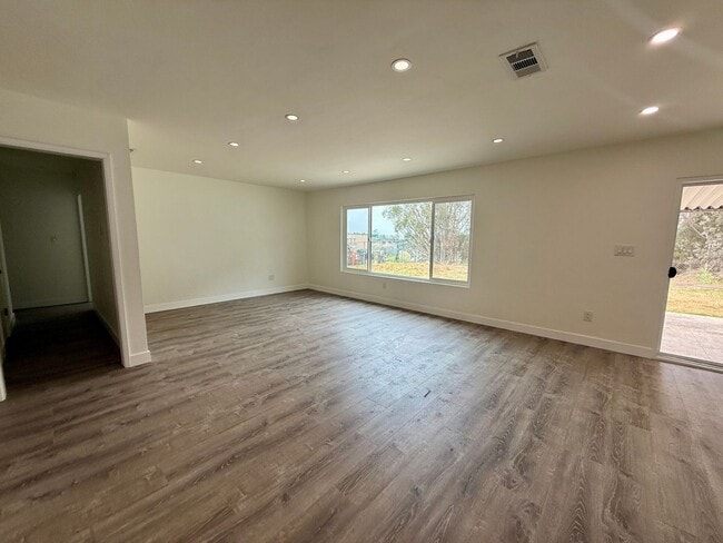 Building Photo - Newly Remodeled Interior 3BD! Enclosed Backyard! AC! Washer and Dryer!