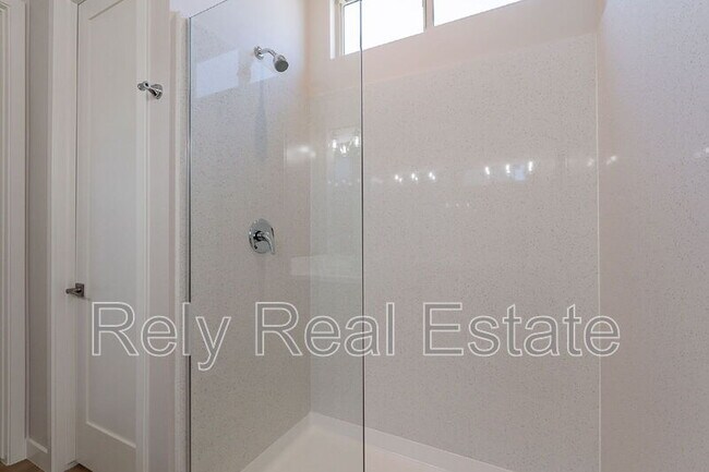 Building Photo - 6050 E Hidden Valley Dr