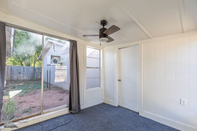 Building Photo - 3 bed, 1.5 bath, XL living room, XL garage...