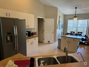 Building Photo - 4 bed 2bath with Pool