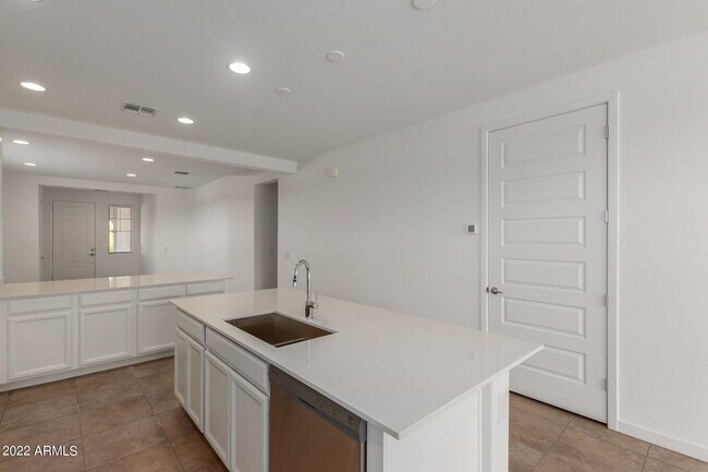 Building Photo - 9239 W Sells Dr