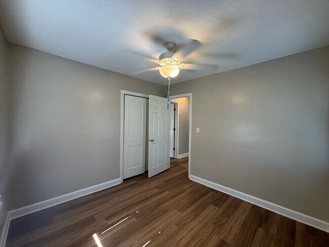 Building Photo - 4937 Walnut Dr