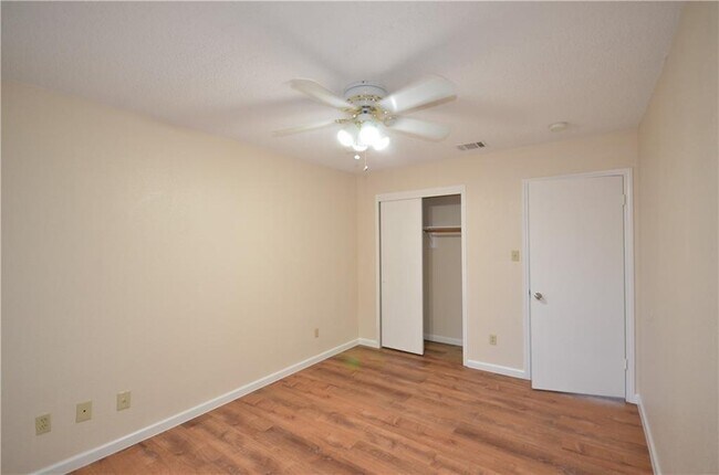 Building Photo - 13903 Lothian Dr