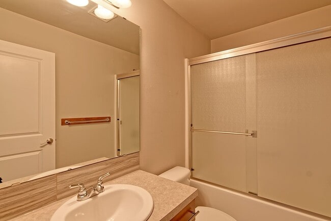 Building Photo - Spacious Townhome Near Silver Lake