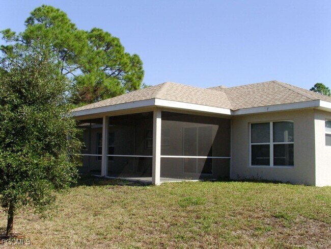Building Photo - 924 Hollister Ave