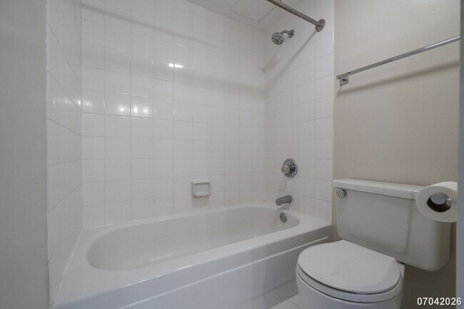 Building Photo - Available now!  2br/2ba/1pkg Condo in Royal Capitol Plaza in Kakaako