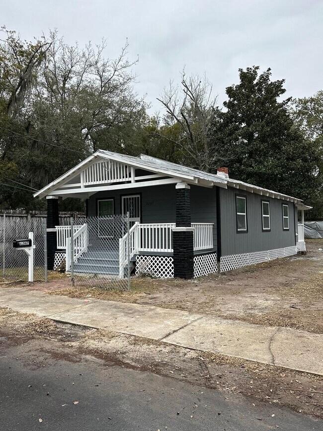 Building Photo - Fully Renovated 3/1 Single Family House Av...