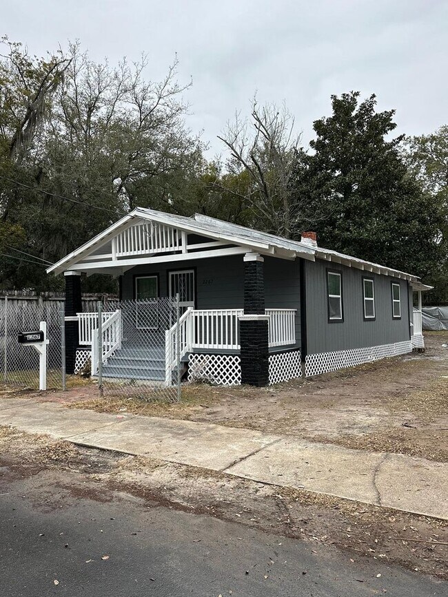 Building Photo - Fully Renovated 3/1 Single Family House Available for Immediate Rent!