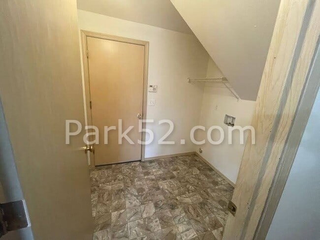 Building Photo - 4 Bedroom 2.5 Bathroom Single Family Home in Tacoma!