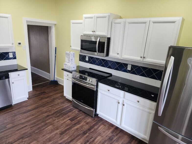 Building Photo - 601 Delaware St