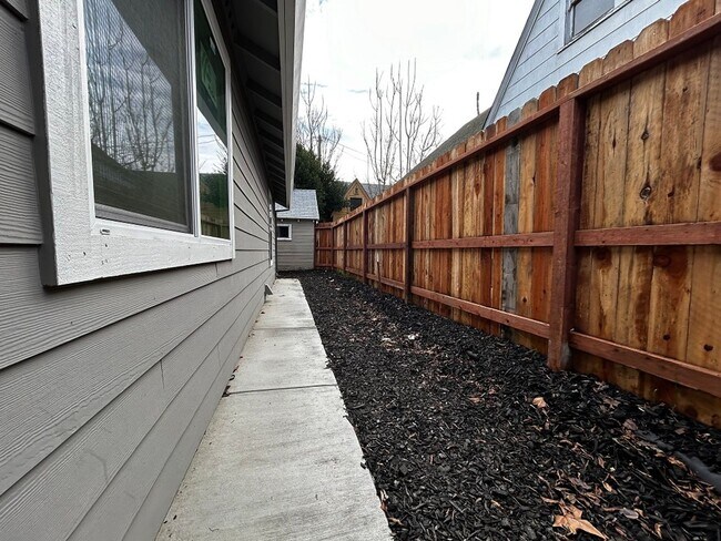 Building Photo - Coming Soon! 2 Bed/1 Bath Home