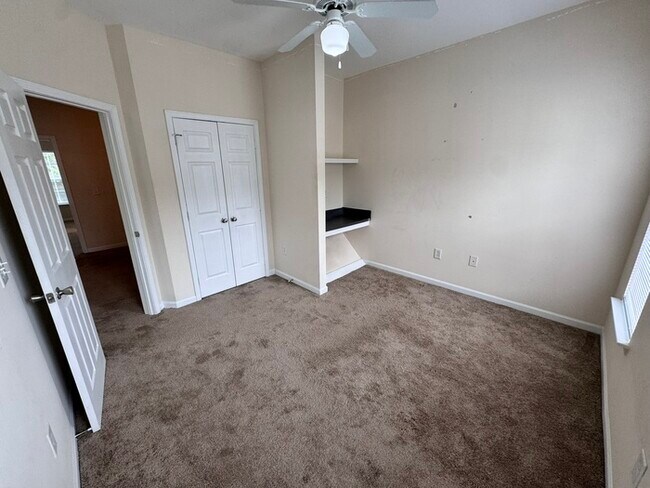 Building Photo - 3 Bed End Unit Town Home- AVAILABLE FOR FALL MOVE IN!