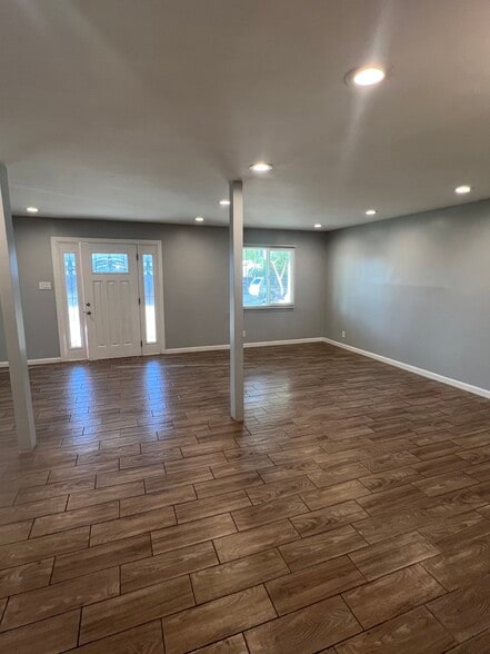 Building Photo - 1115 E Whitton Ave