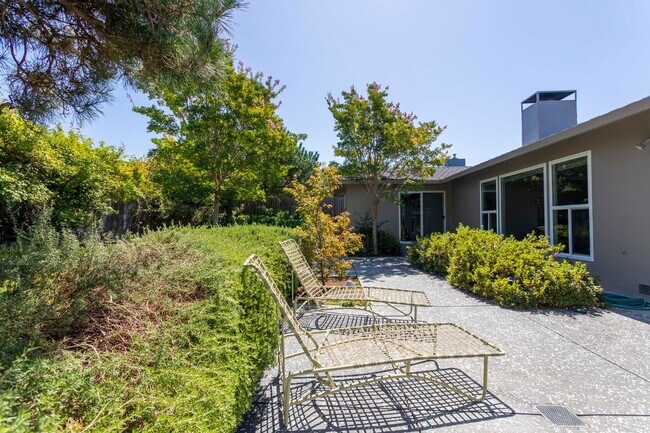 Building Photo - Northbridge 4bd/2ba Rancher w/Central AC &...