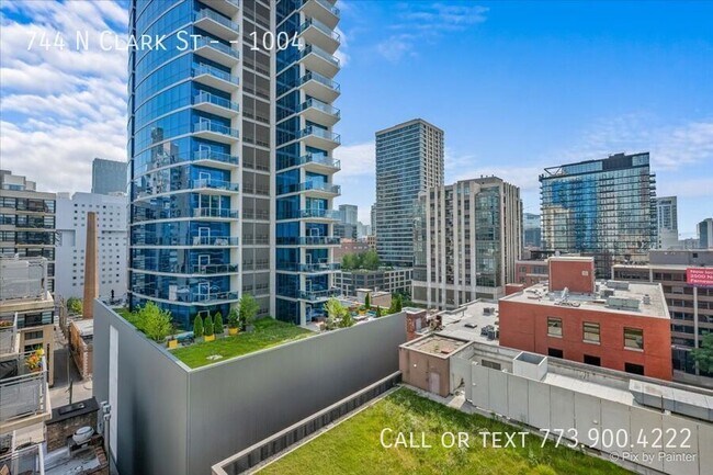 Building Photo - 744 N Clark St