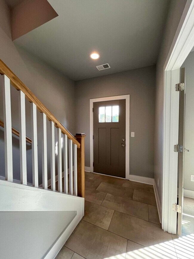 Building Photo - 976 Youngs Ln