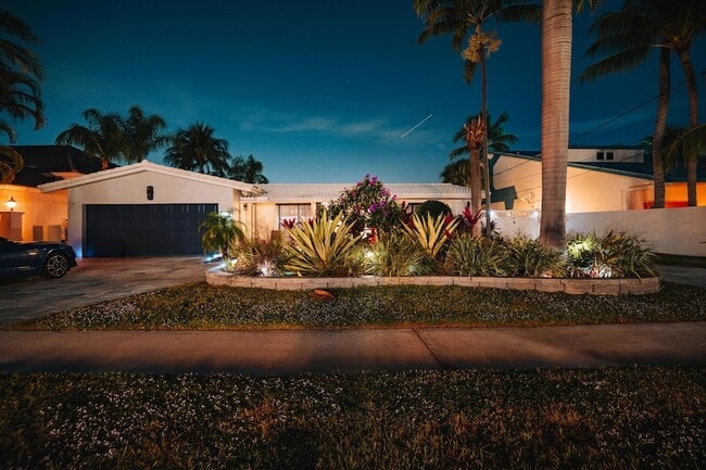 Building Photo - 2531 NE 47th St