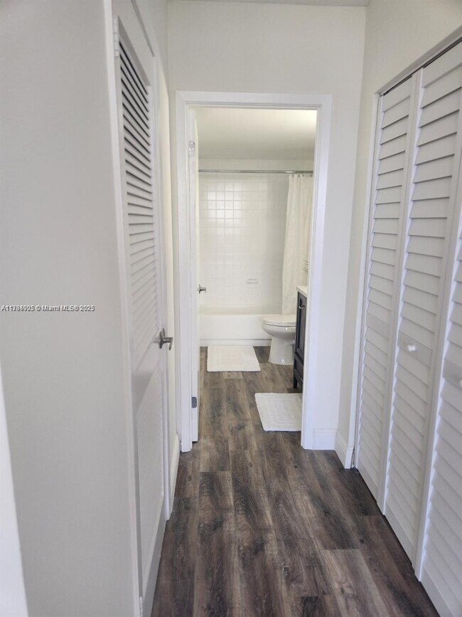 Building Photo - 2500 Parkview Dr