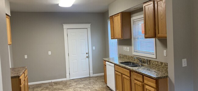 Building Photo - 107 N Second 4BR/2BA (Trenton)