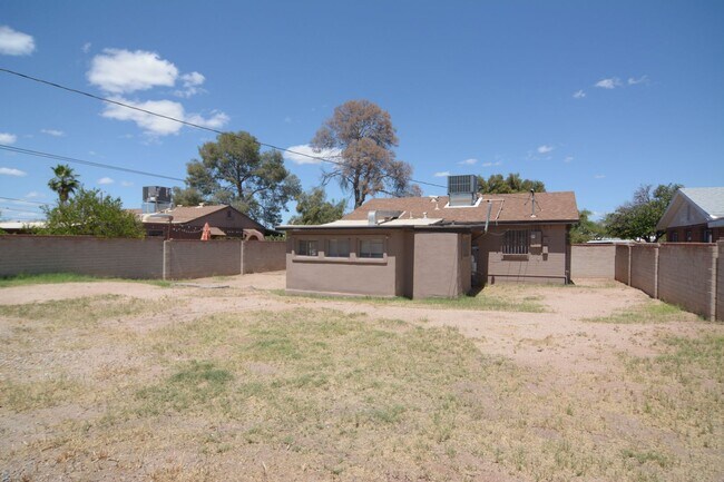 Building Photo - Charming 3 Bedroom 2 Bath House! Close to the UofA and Downtown!
