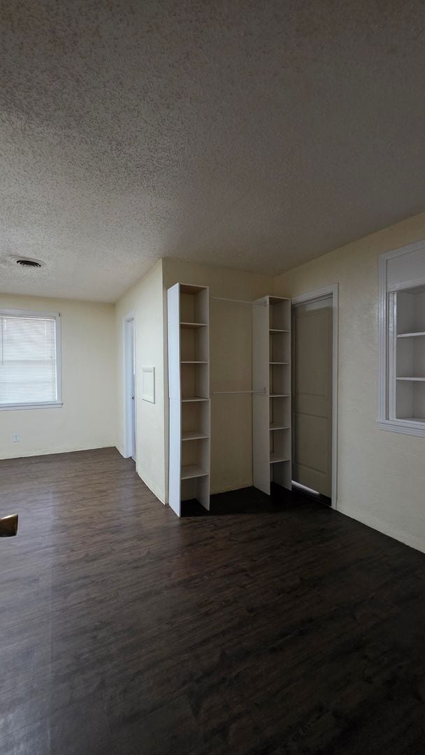 Building Photo - 4 Bedroom 2 Bath Single Family Home w/ 2 Bonus Rooms