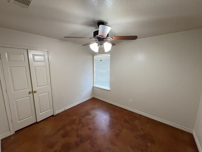 Building Photo - 2105 Charleston Ct