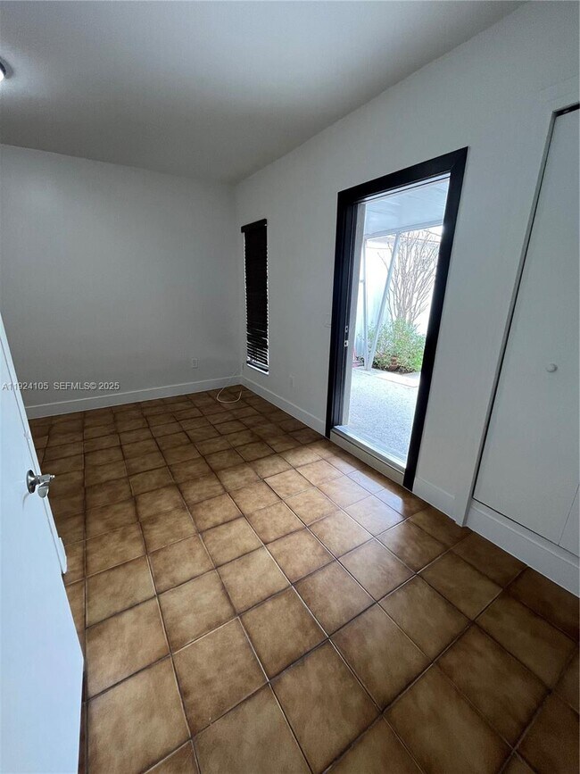 Building Photo - 920 SW 30th Ave