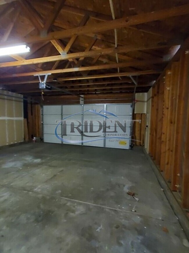 Building Photo - 4 bedroom 2 bath near schools and parks