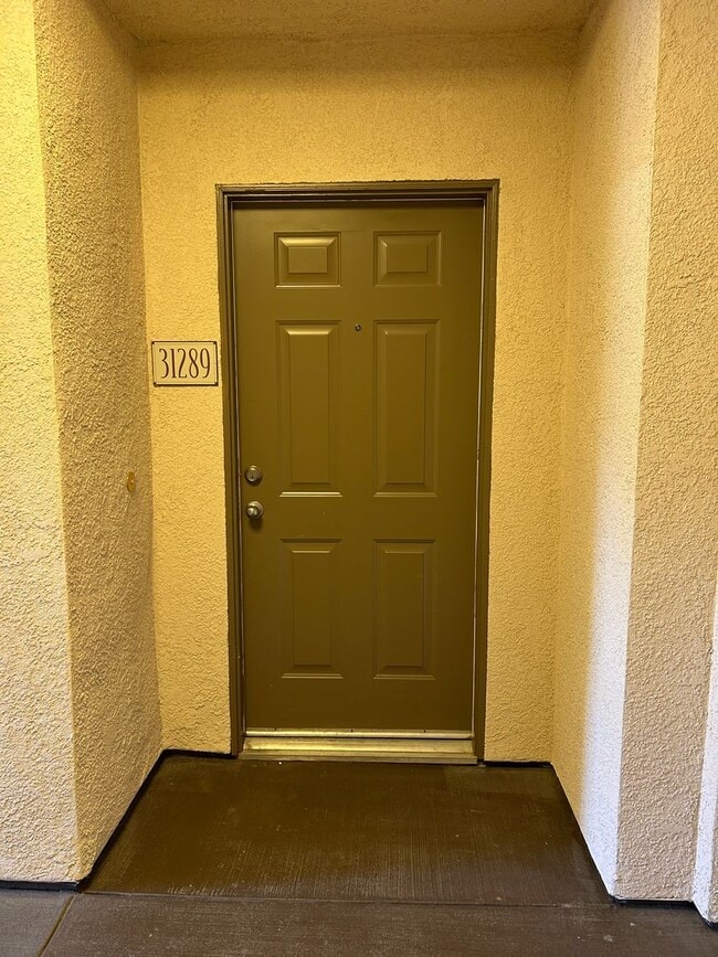 Building Photo - Temecula PKwy. 1 Bedroom, 1 Bath Condo with Garage
