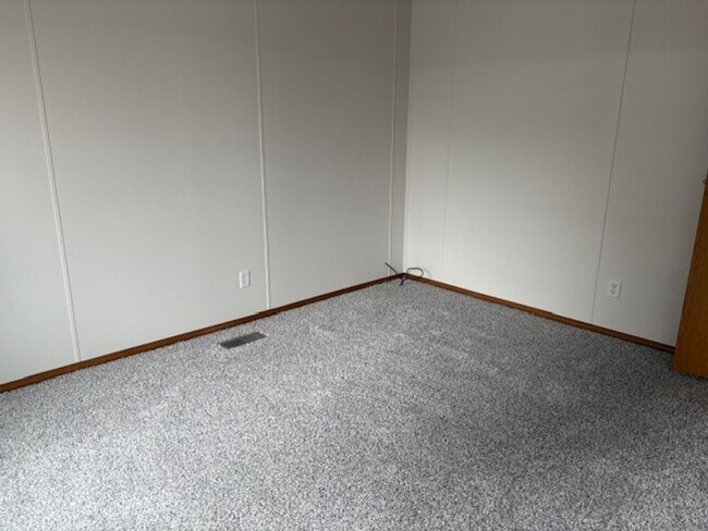 Building Photo - Spacious 4-Bedroom Home Available NOW in Skyway Park Village!